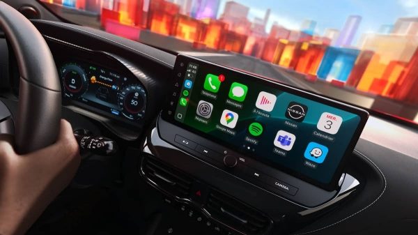 לוח המחוונים ומסך המולטימדיה בניסאן ג'וק היברידית