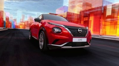 מבט מלפנים על ניסאן ג'וק אדומה בנסיעה