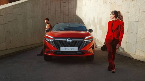 גבר ואישה עומדים לצד רכב ניסאן קשקאי