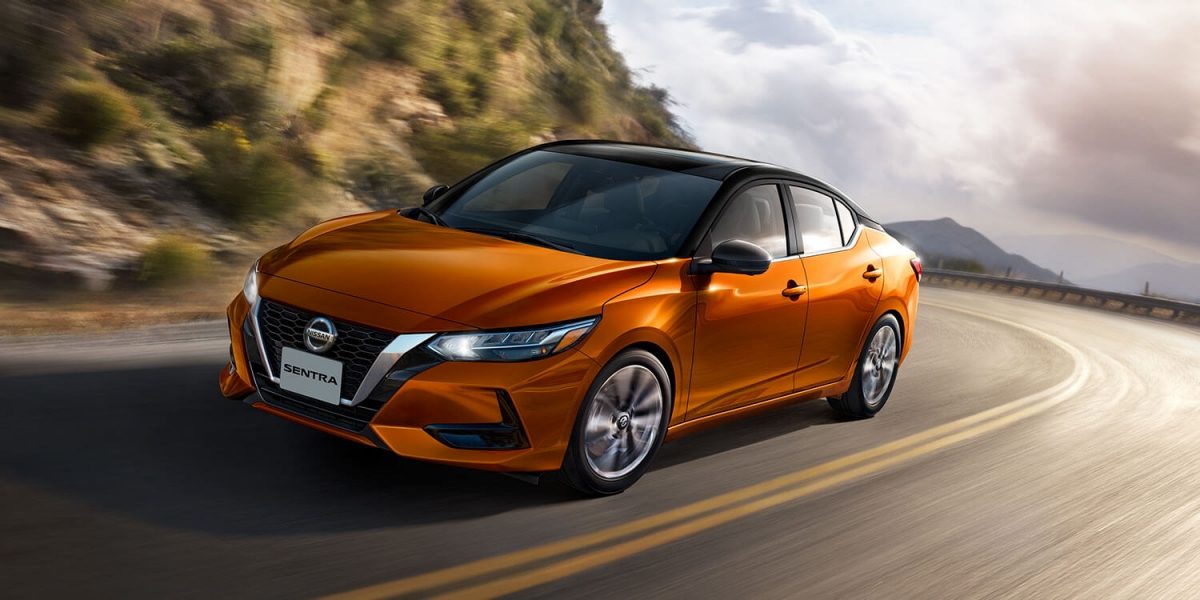 ניסאן סנטרה מבט מלפנים בנסיעה בכביש מתעקל