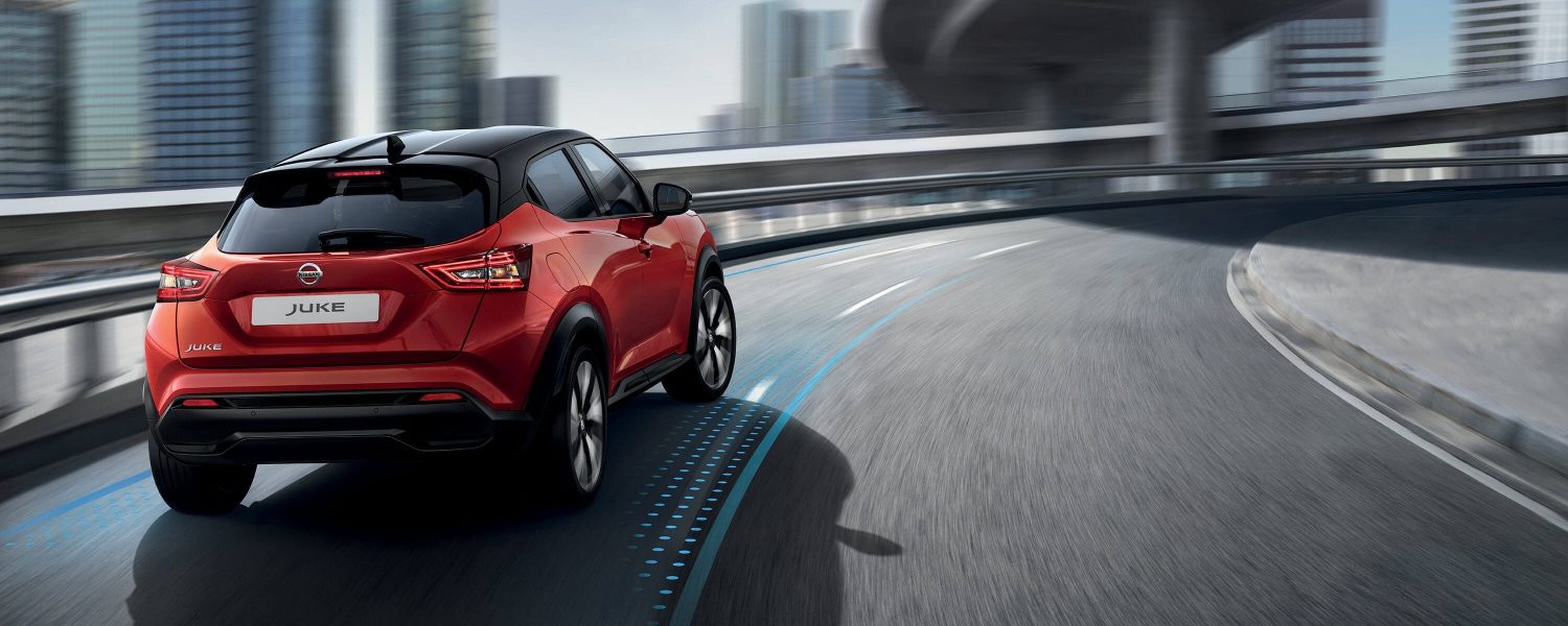 מבט מאחור על ניסאן ג'וק בנסיעה בעיקול הכביש