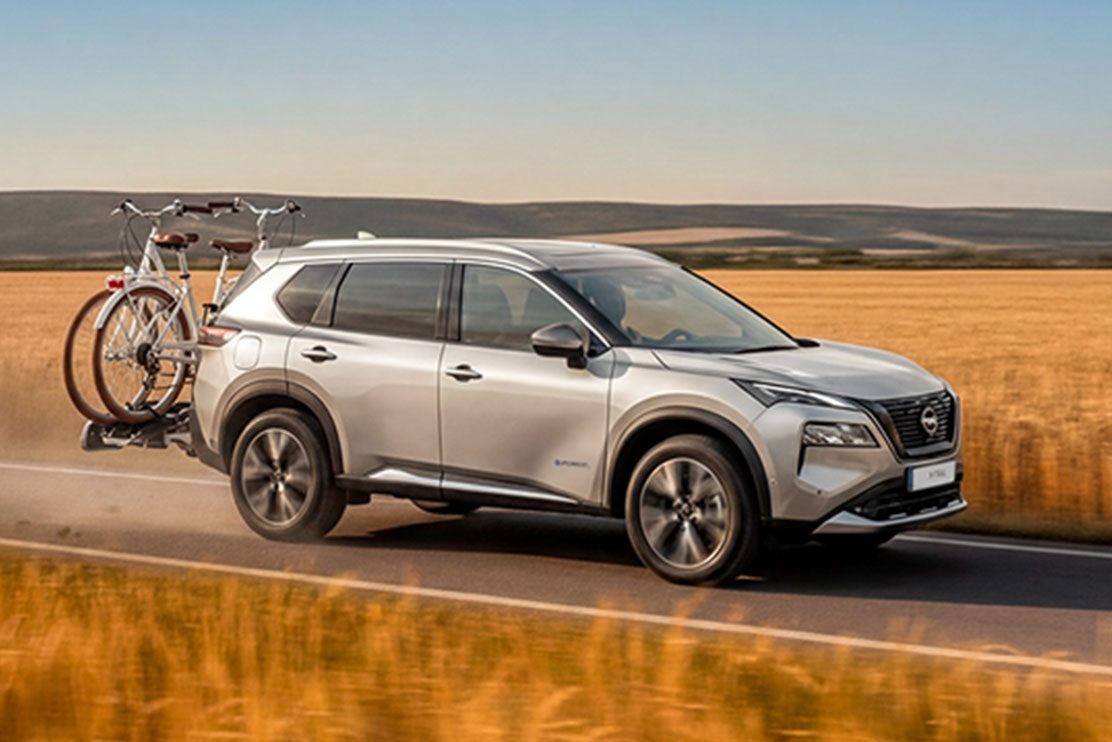 Nissan X-Trail con supporto bici in contesto di campagna