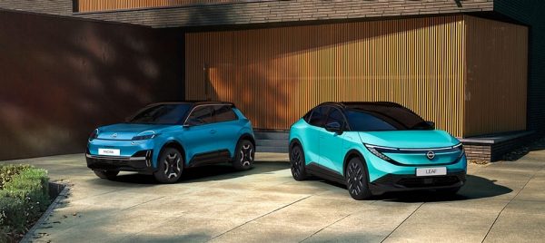 Nissan Micra e Leaf parcheggiate in un cortile privato