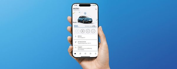 Una mano che regge uno smartphone, che mostra l’app NissanConnect Services.