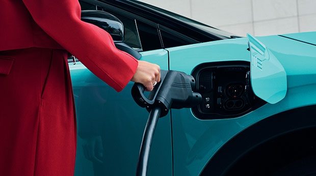 Nissan LEAF, la vettura 100% elettrica. Zoom sulla presa di ricarica in funzione