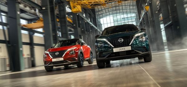 Due Nissan Juke in un capannone