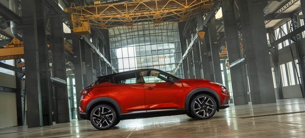 Nissan Juke di profilo in un capannone industriale