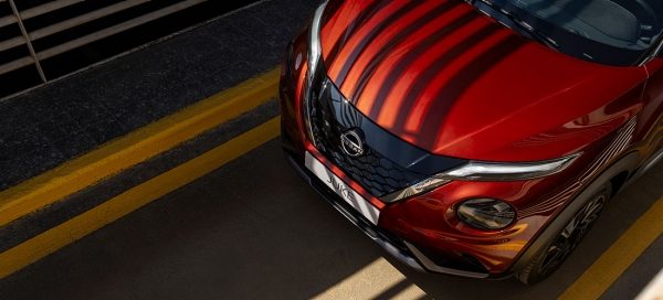 Dettaglio del frontale di Nissan Juke visto dall'alto