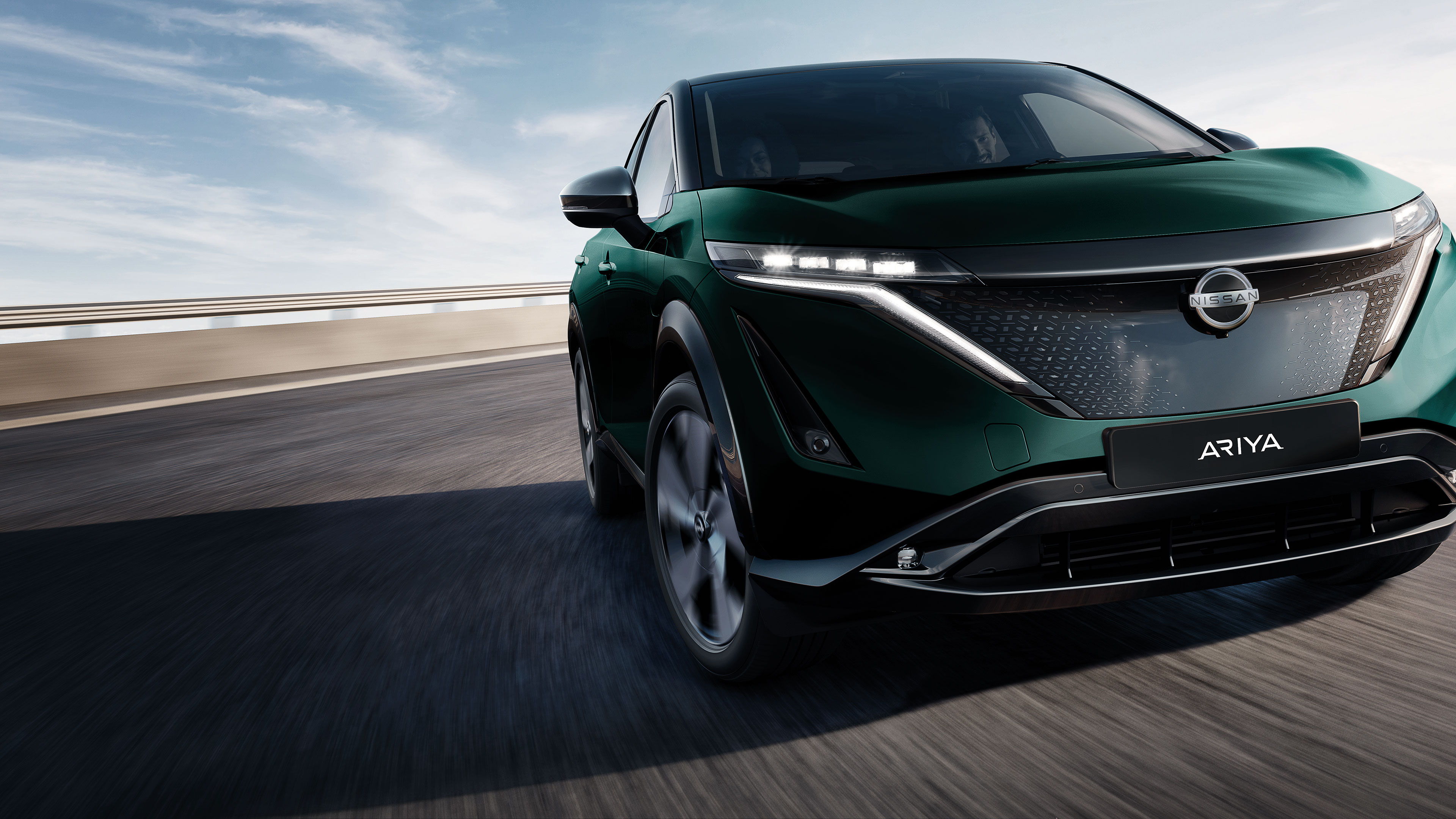 Auto elettrica Nissan Ariya vista laterale, contesto extraurbano.
