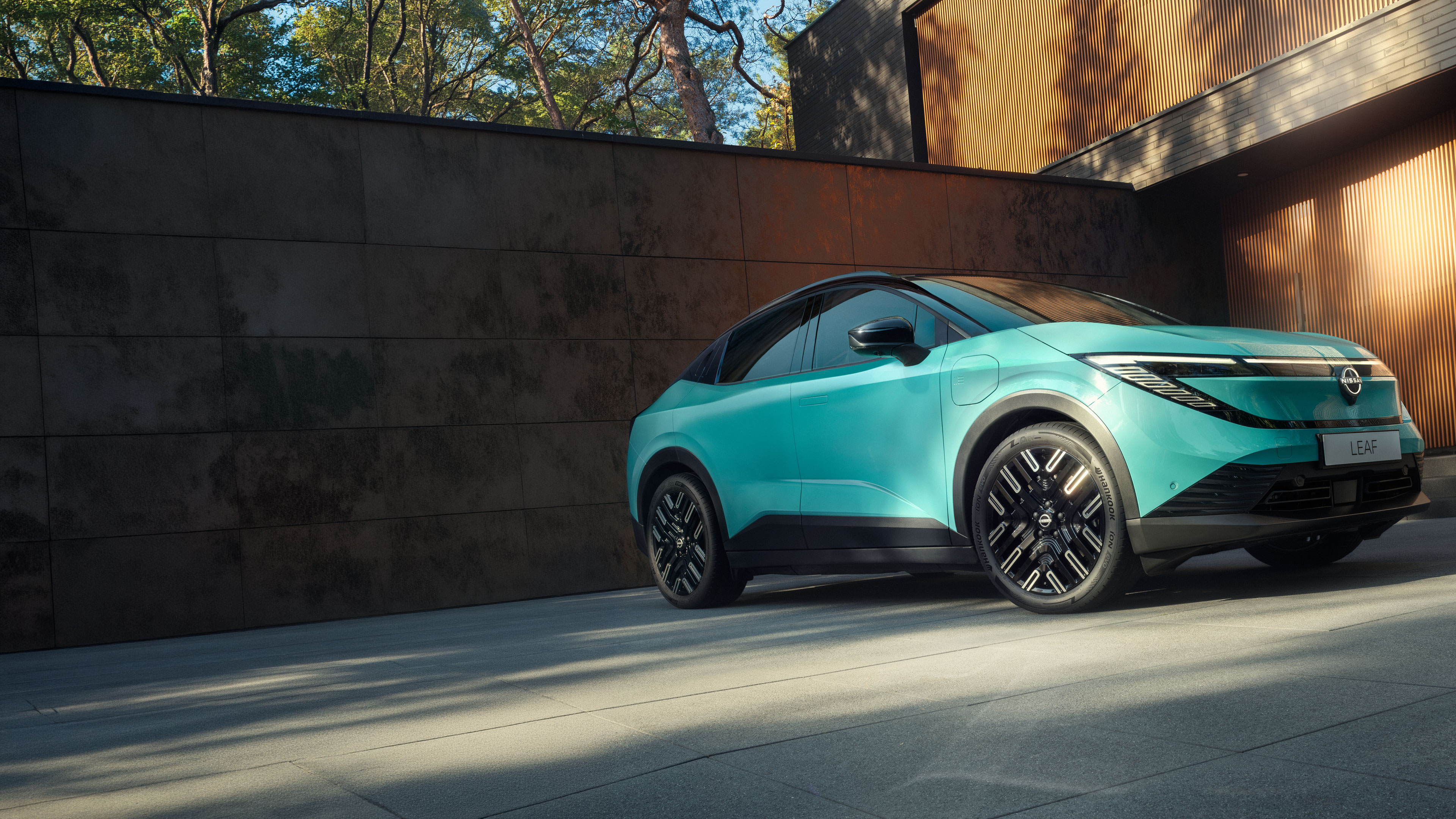 Nuova Nissan LEAL parcheggiata in uno spazio privato all'aperto.