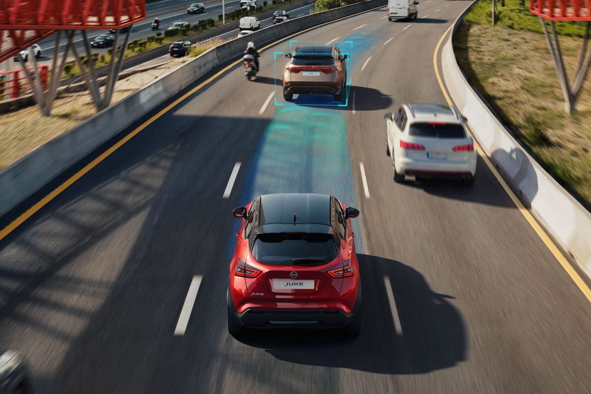 Immagine posteriore di Nissan JUKE durante la guida in autostrada