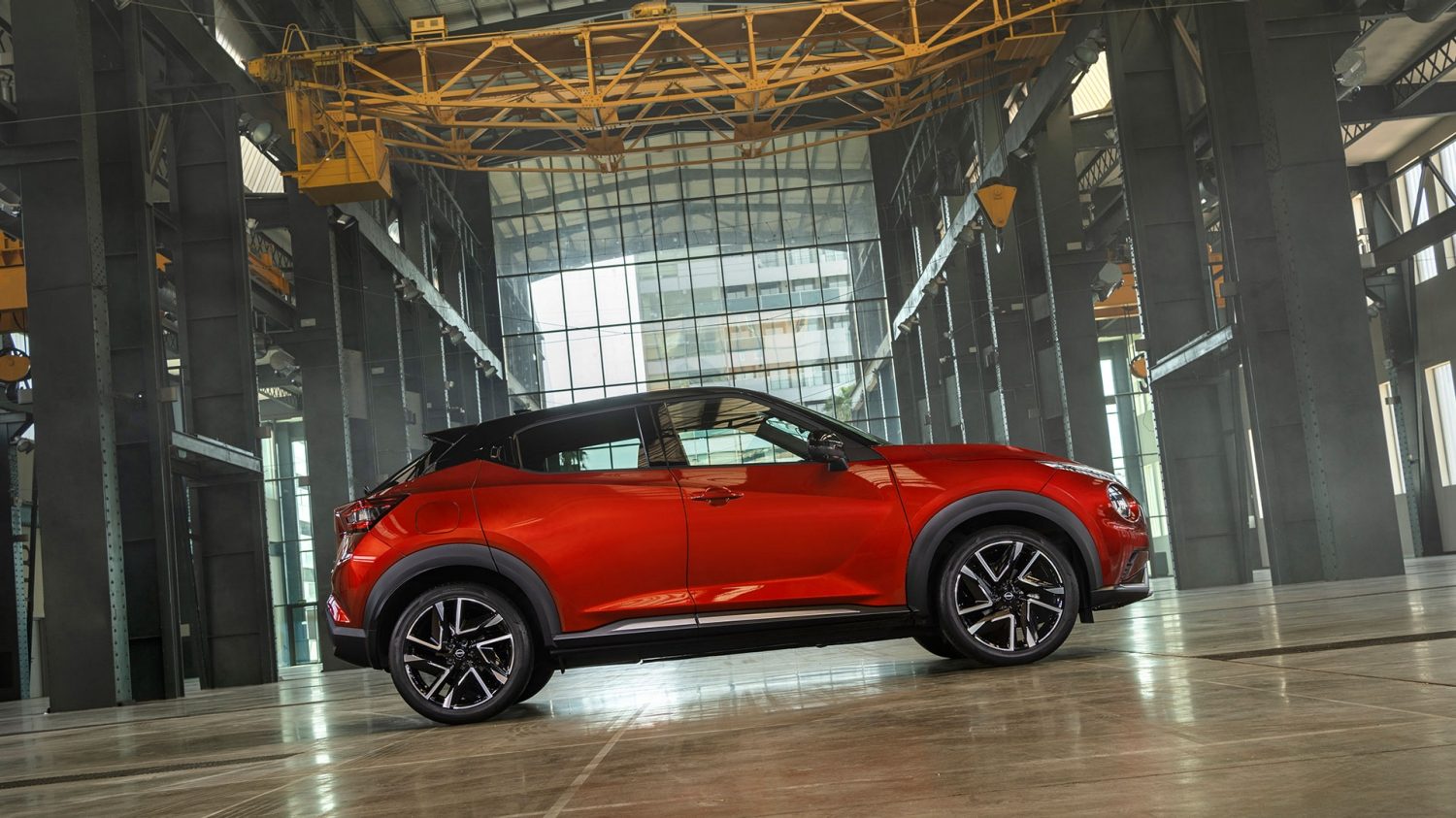 Nissan Juke all'interno di un capannone - vista laterale