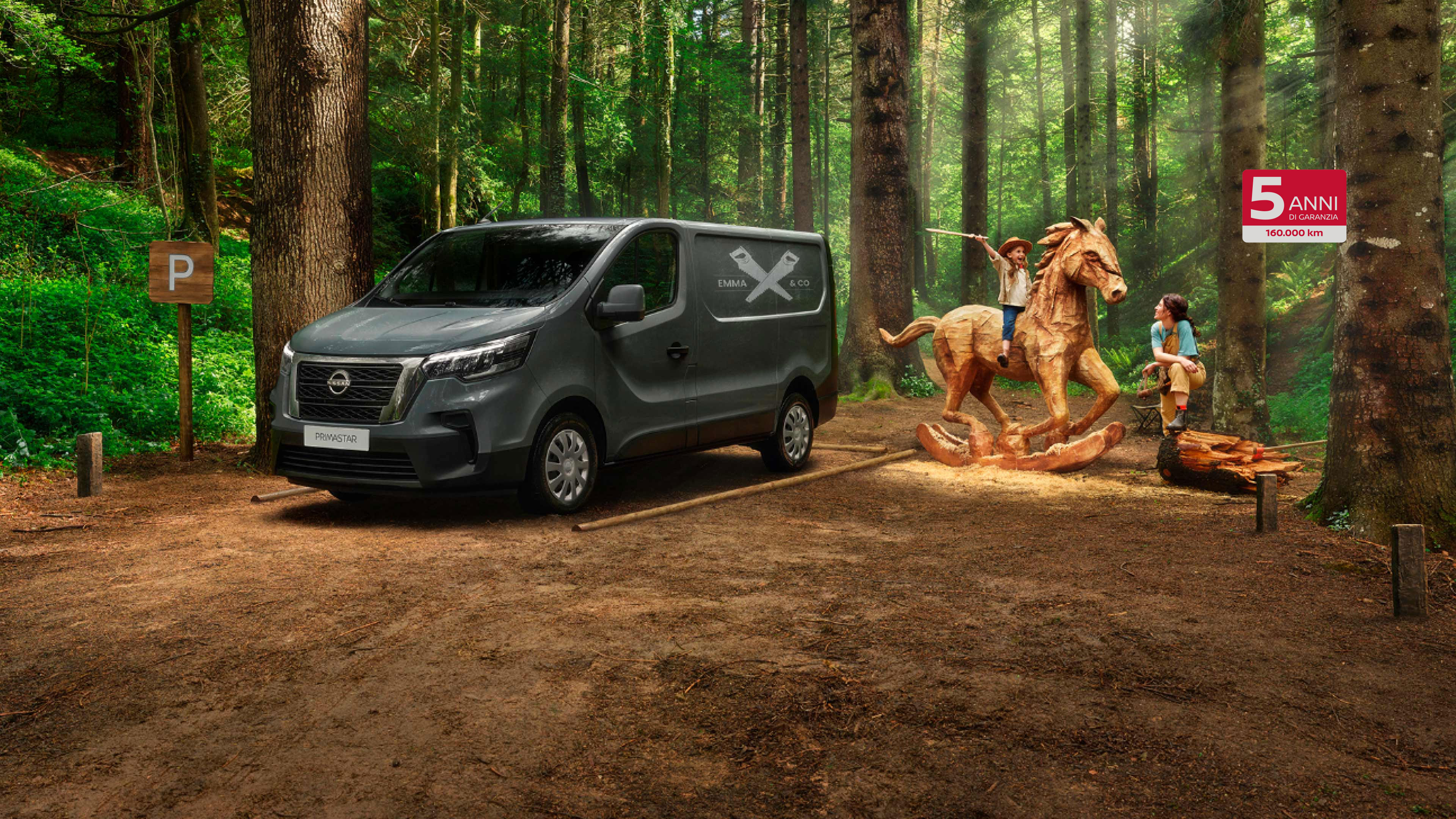 Immagine anteriore a 3/4 di Nissan PRIMASTAR parcheggiato in una foresta con una famiglia che gioca con un cavallo