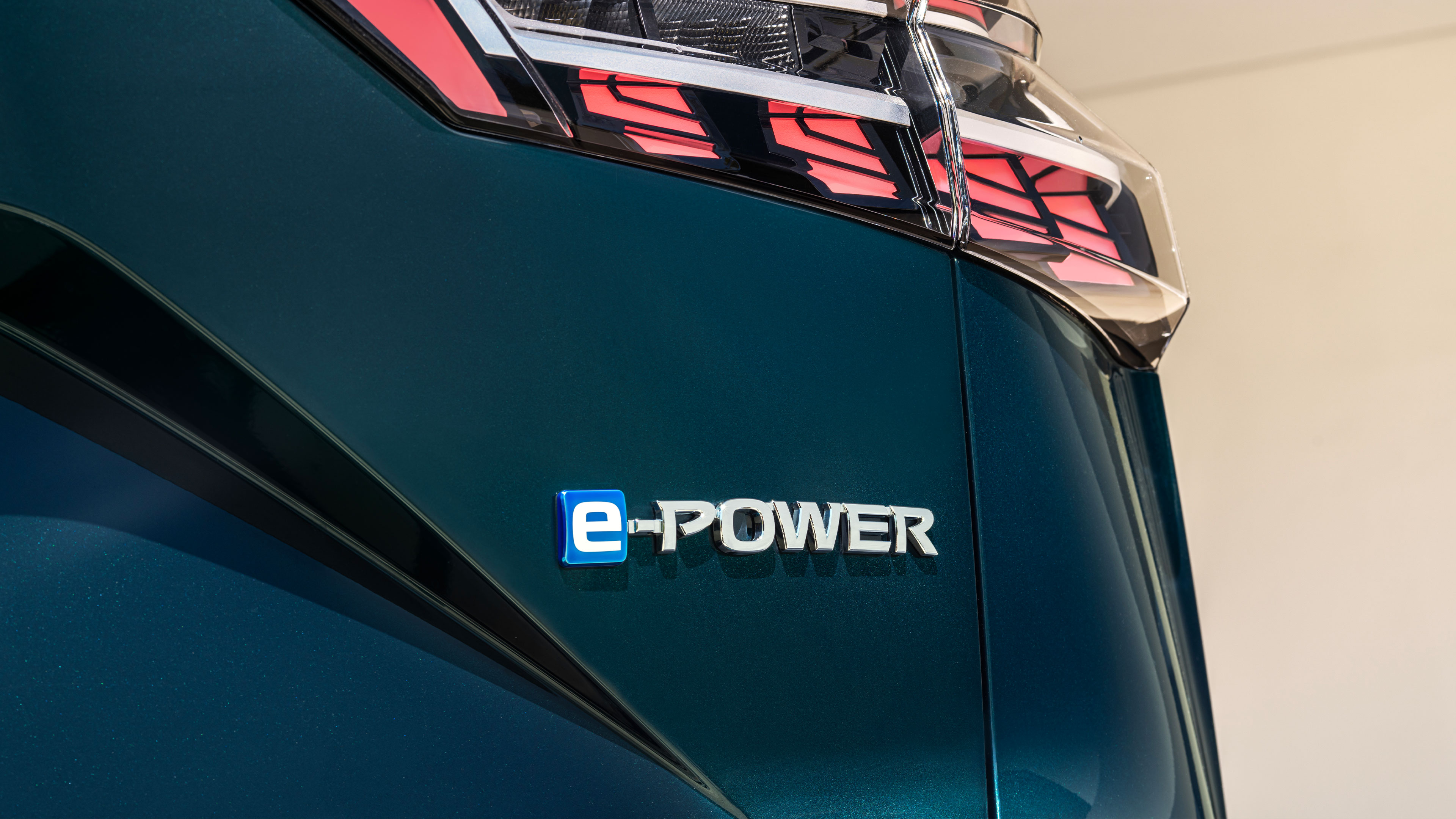 Immagine di Nissan QASHQAI e-POWER su un ponte – SUV ibrido