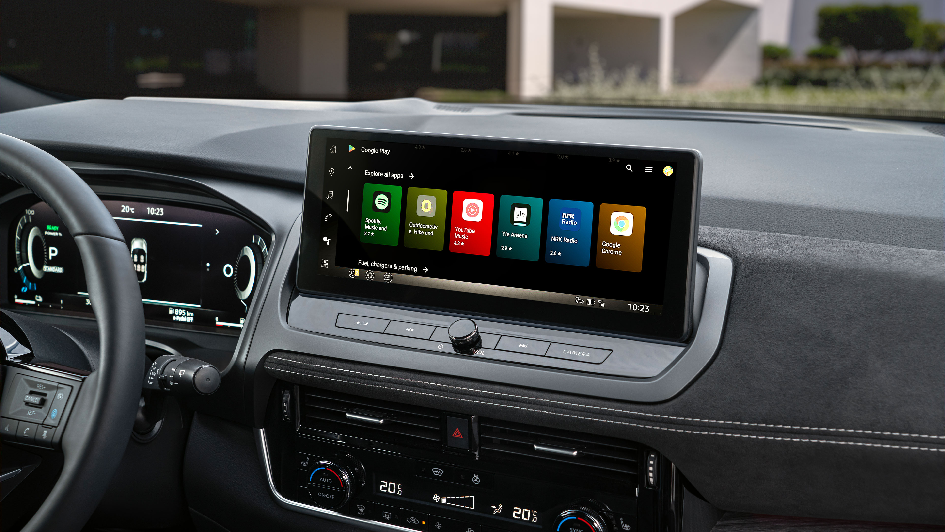 Immagine laterale in primo piano di Nissan QASHQAI e-POWER con una donna con un telefono in mano