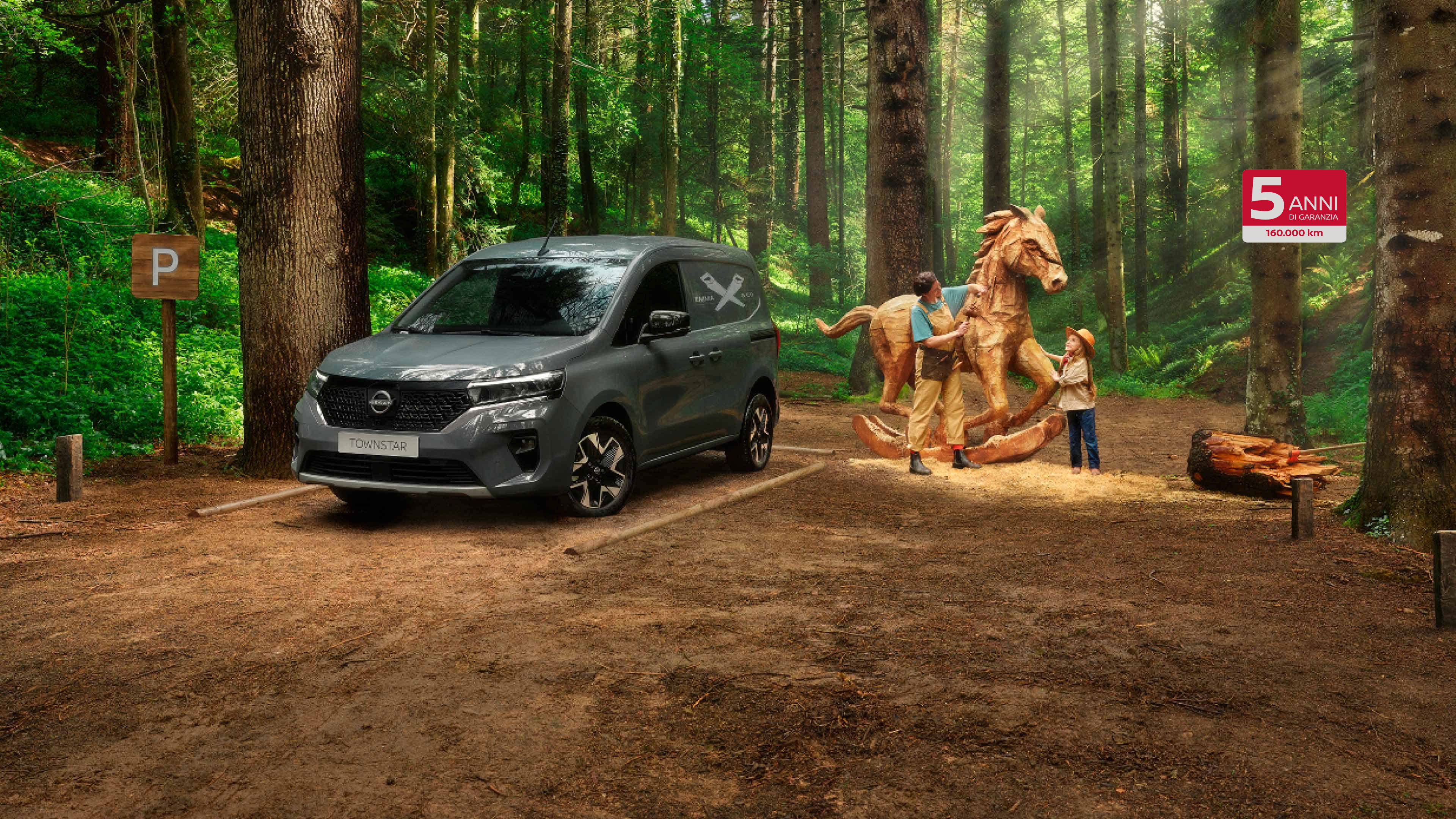Van Nissan TOWNSTAR – Immagine anteriore a 3/4 del veicolo parcheggiato con un fattorino che si allontana a piedi dal van