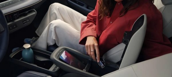 „Nissan LEAF“ keleivis ir atidaryta centrinės konsoles alkūnės atrama.