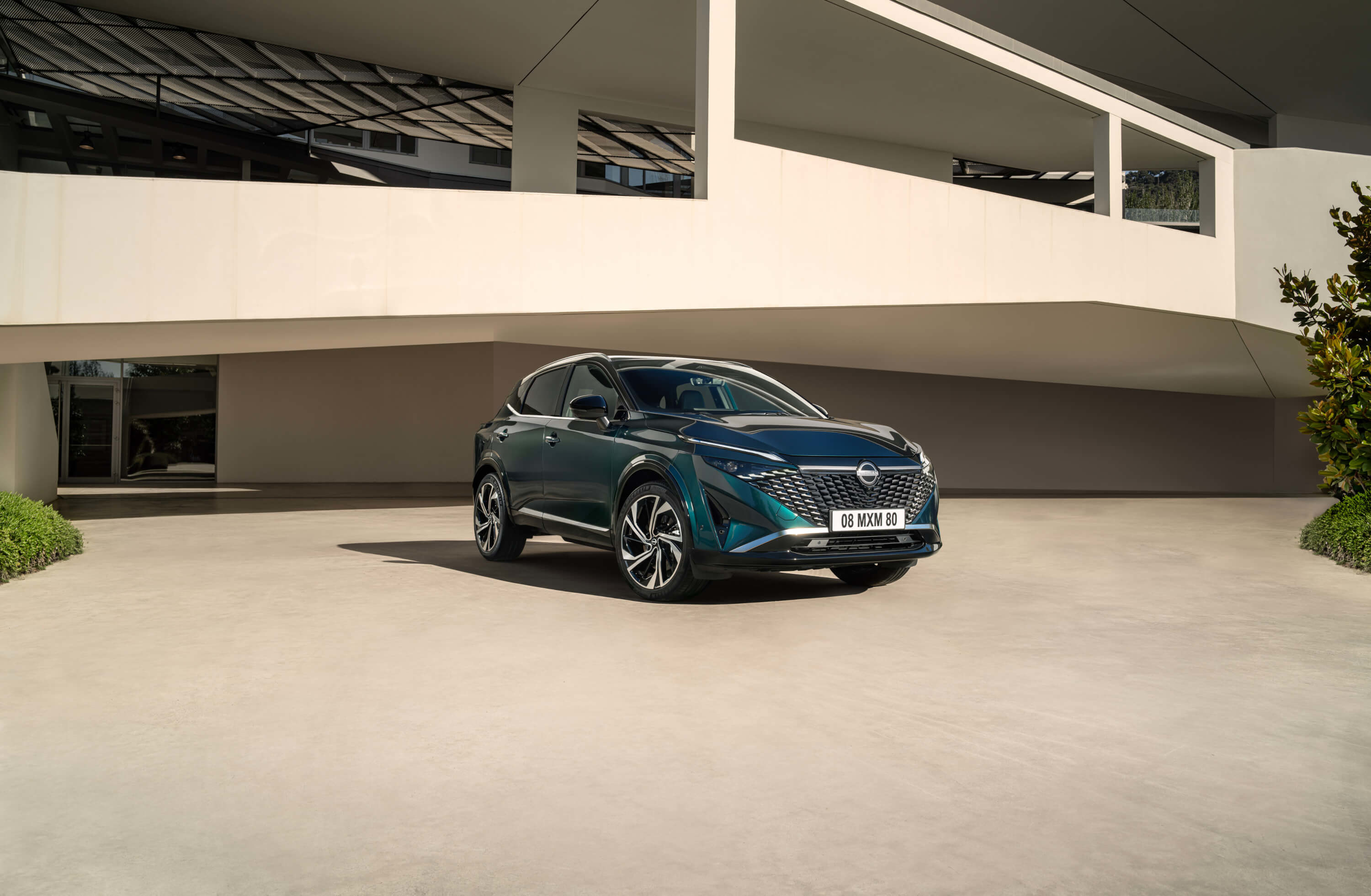 Nissan Qashqai e-POWER skats no priekšpuses, pret kuru atspiedies vīrietis.
