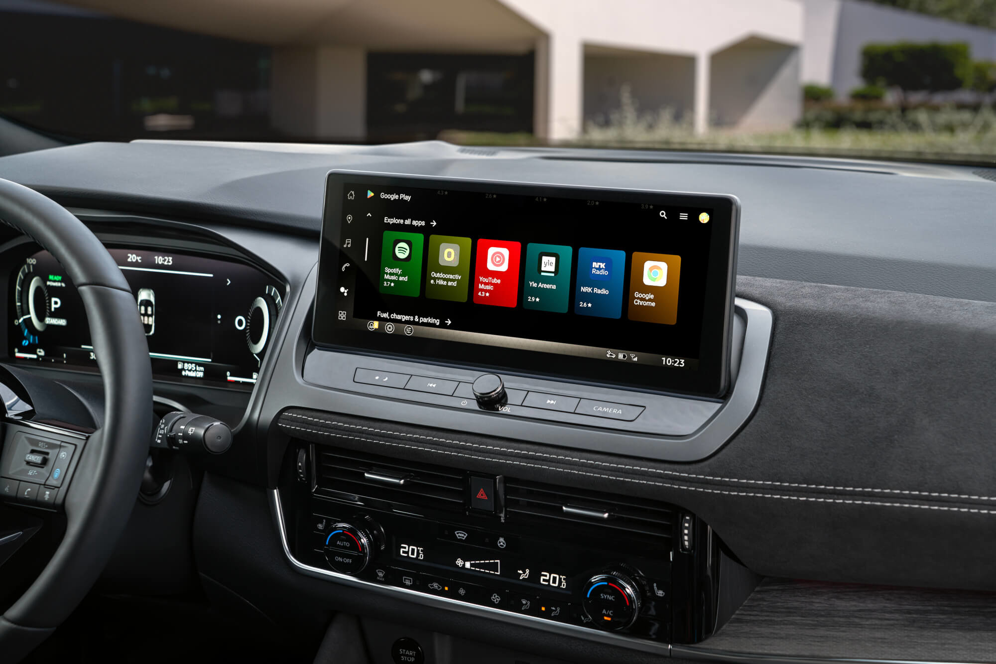 Nissan Qashqai e-POWER tuvplānā ar sievieti, kas tur viedtelefonu.