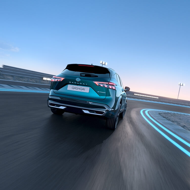 Nissan Qashqai priekšpuse ar vīrieti, kas stāv aiz tā.