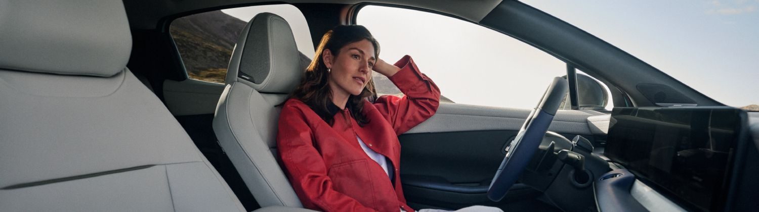 dame in een Nissan LEAF