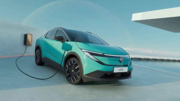 Nissan LEAF conetado a carregador de casa