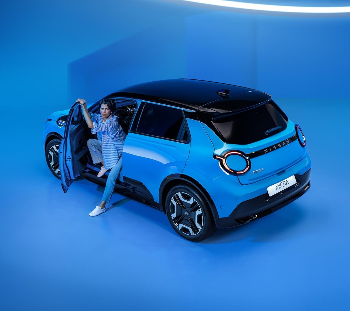 Bilde av en blå Nissan MICRA elbil