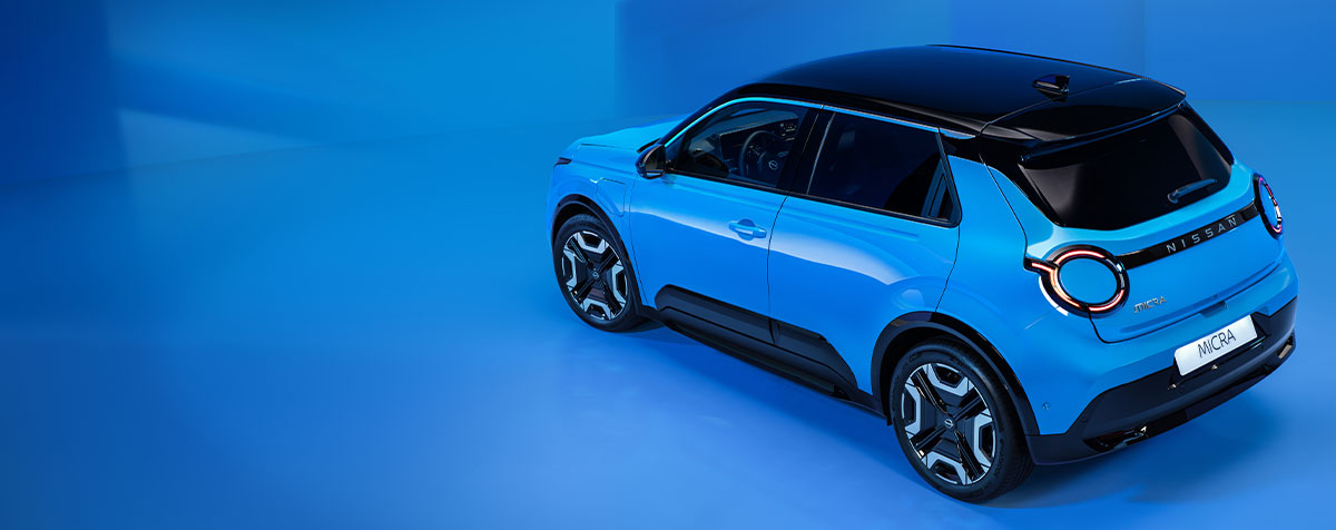 Liten blå Nissan MICRA elbil og bybil
