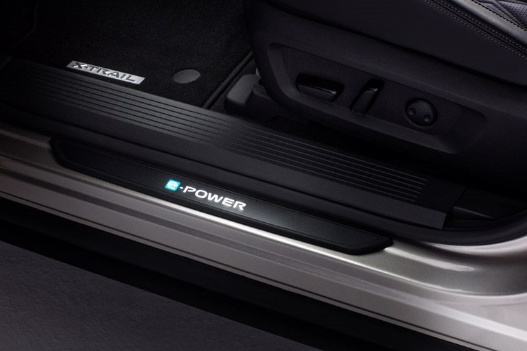 Beleuchtete Einstiegsleiste mit X-Trail Schriftzug an einem Nissan X-Trail montiert.