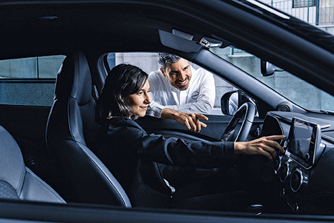 Propietaria Nissan pasando la revisión para la ITV con Nissan