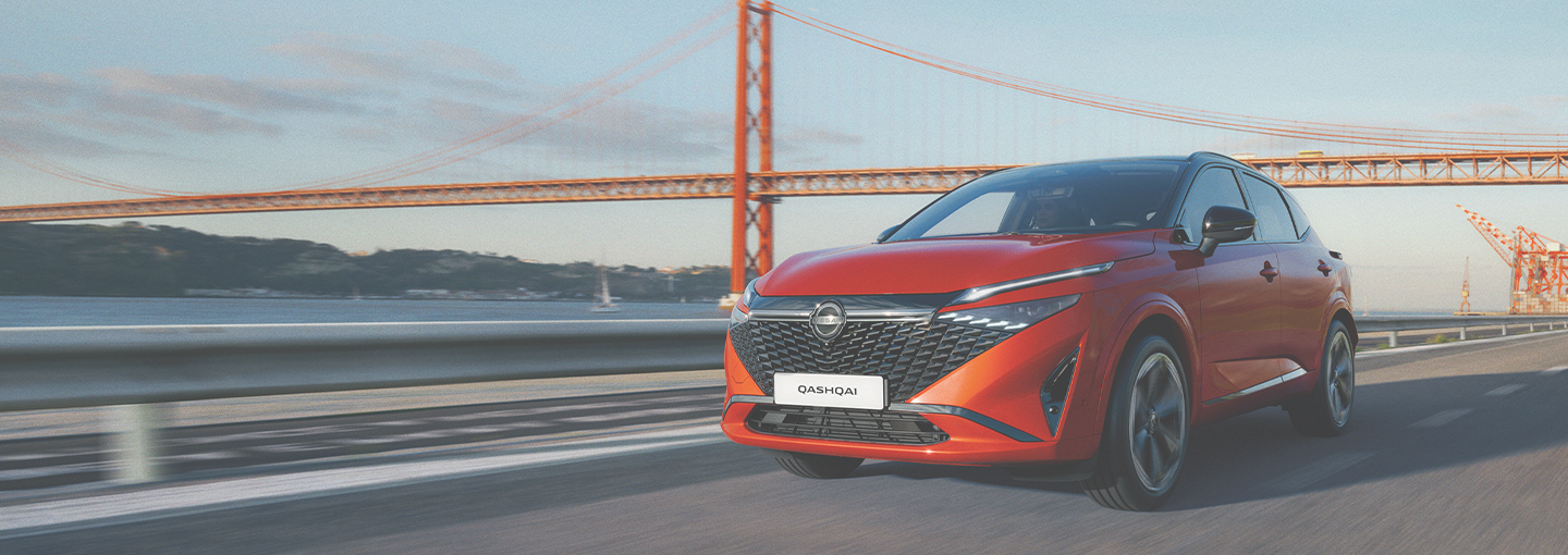 punainen Qashqai taustalla silta
