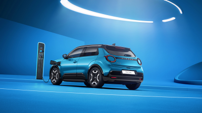 Nissan MICRA blå liten elbil bybil hurtiglader