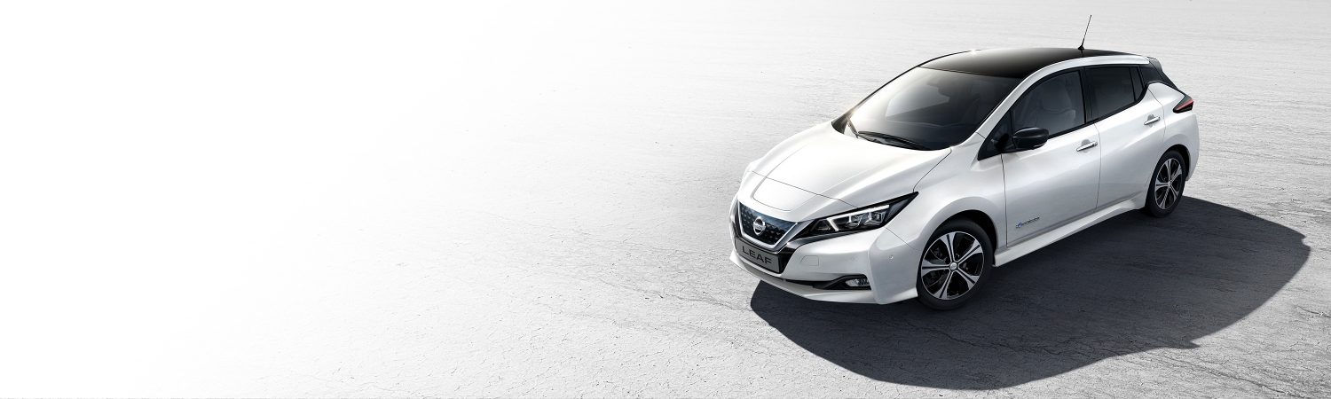 Vista superior do Nissan LEAF nas salinas