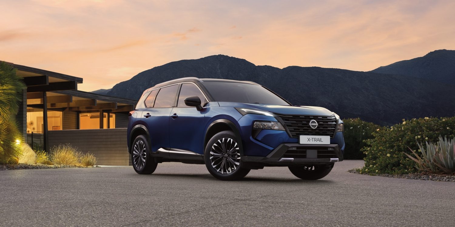 Nissan X-Trail rakennuksen edessä