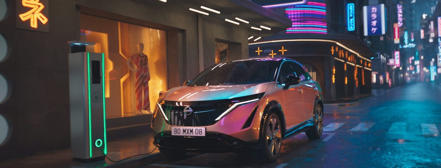 Automobil iz ptičje perspektive u vožnji slikovitim predjelom.