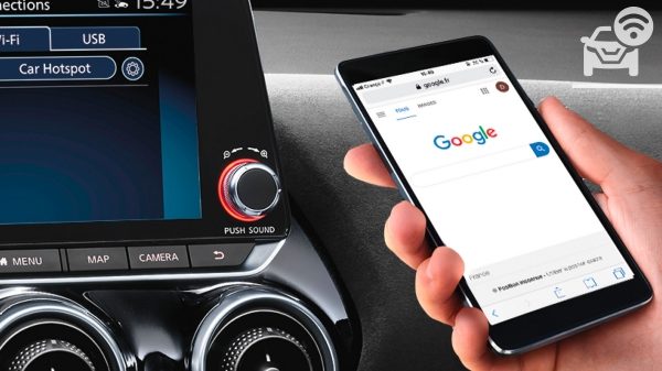 A mãe e o pai a olharem para um Tablet fora do seu Nissan X-TRAIL