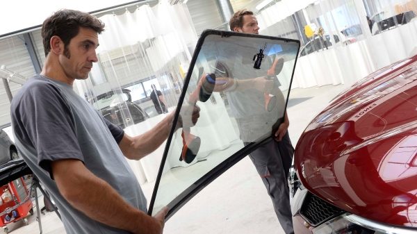 Nissan technicians repairing windscreen