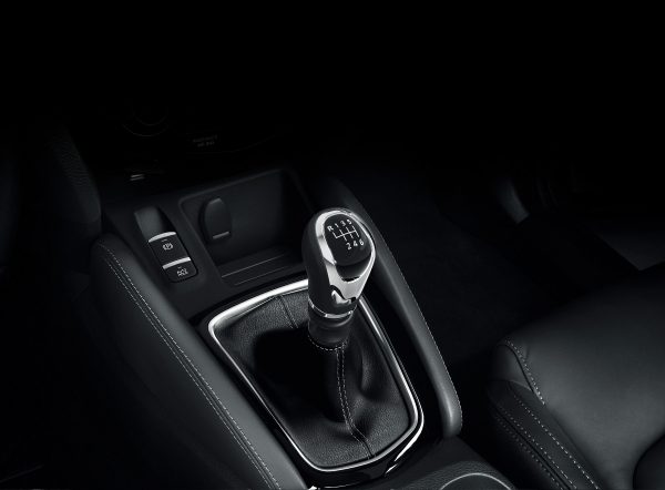 Nissan Qashqai manual transmission gearstick