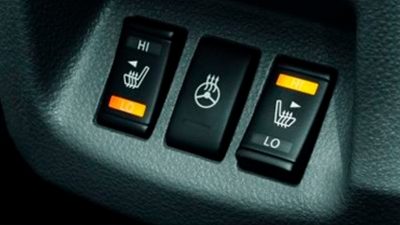 Vue des boutons sièges avant et volant chauffants du Nouveau Nissan e-NV200 EVALIA