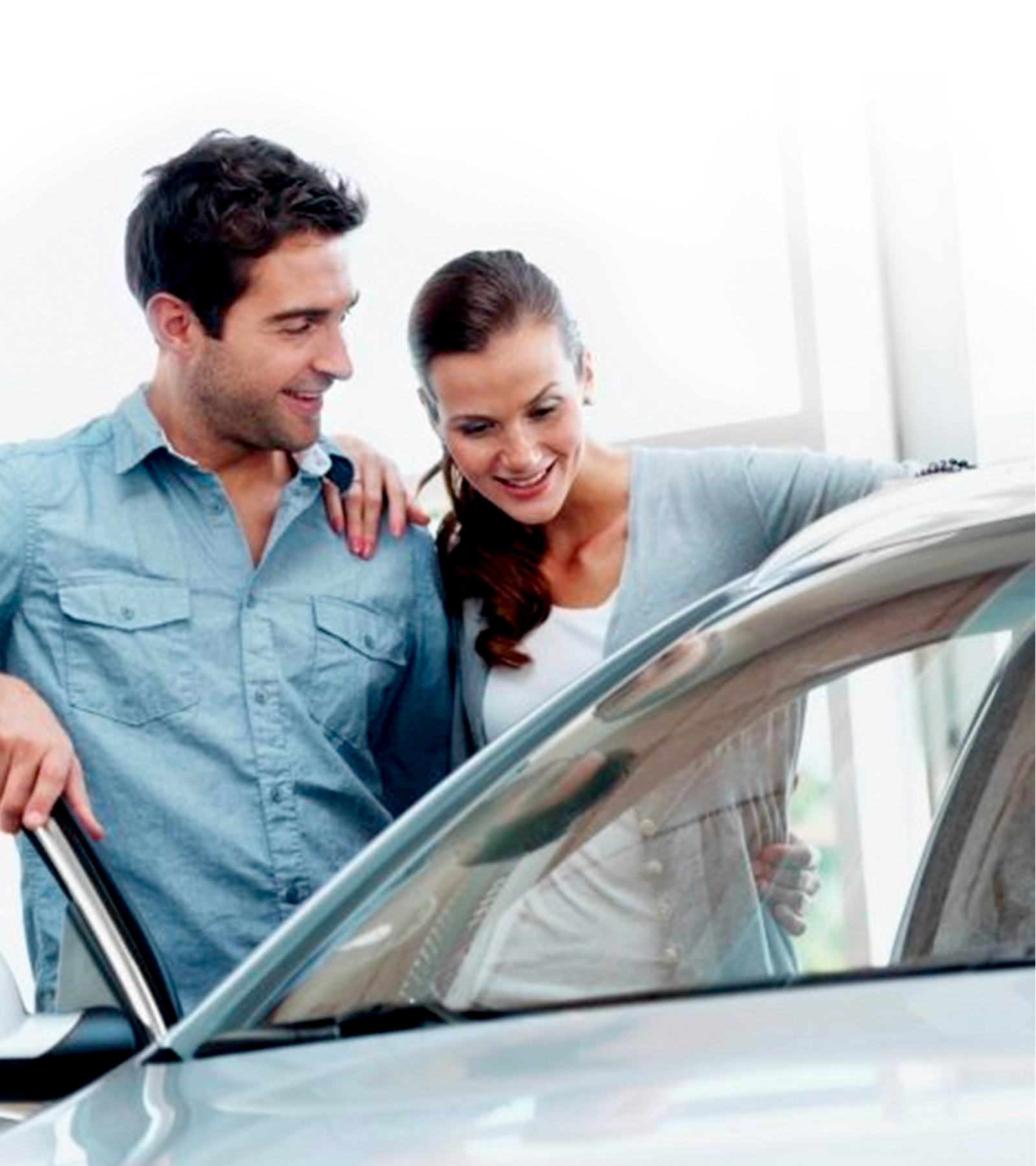 Nouveau Nissan e-NV200, couple observant l’intérieur de la voiture