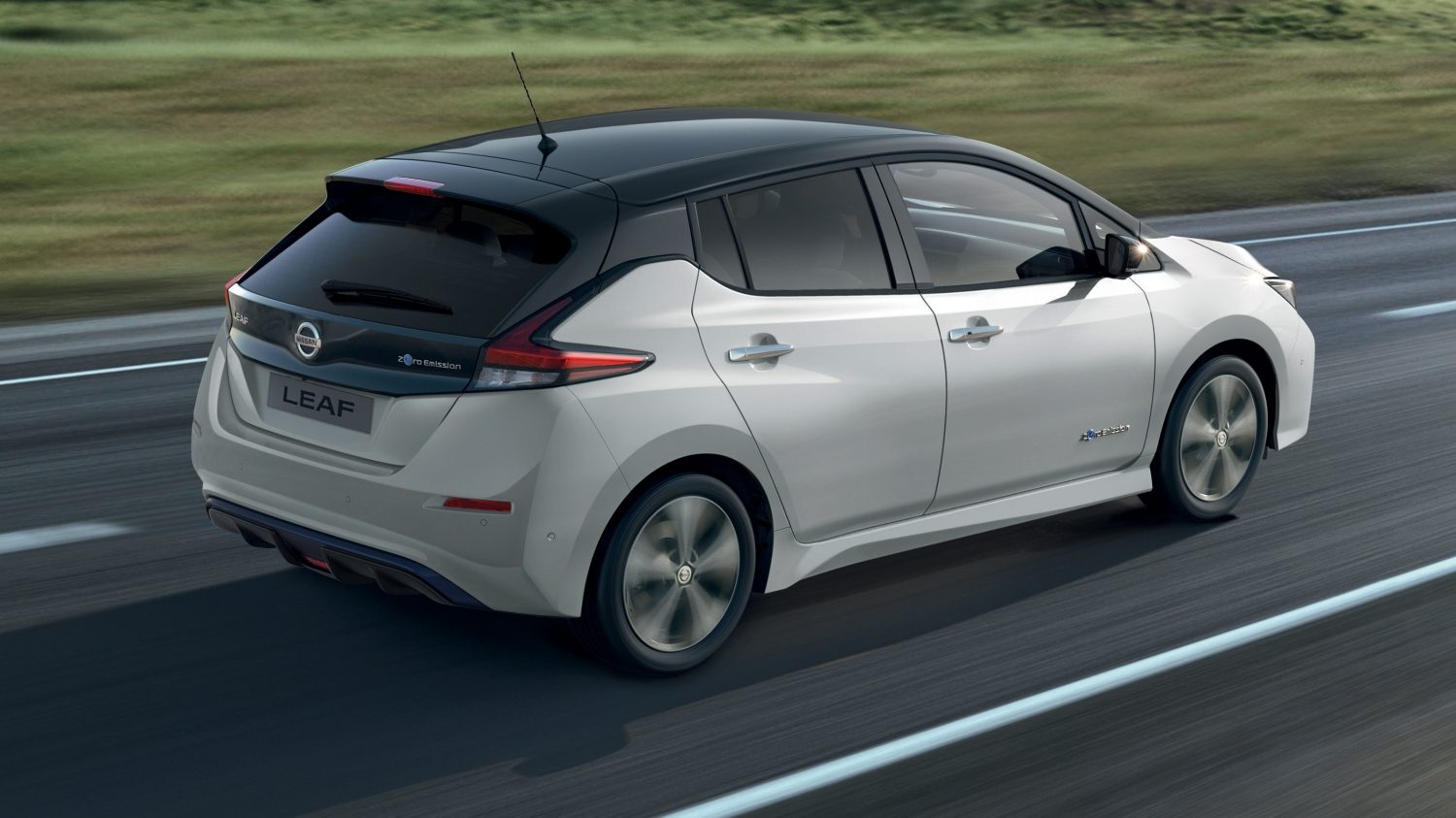 Nissan LEAF circulant sur une route dégagée