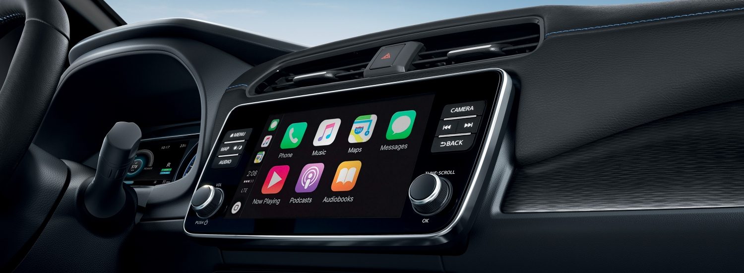 Vue intérieure de 3/4 de la Nissan LEAF montrant la console avec l’écran de l’application