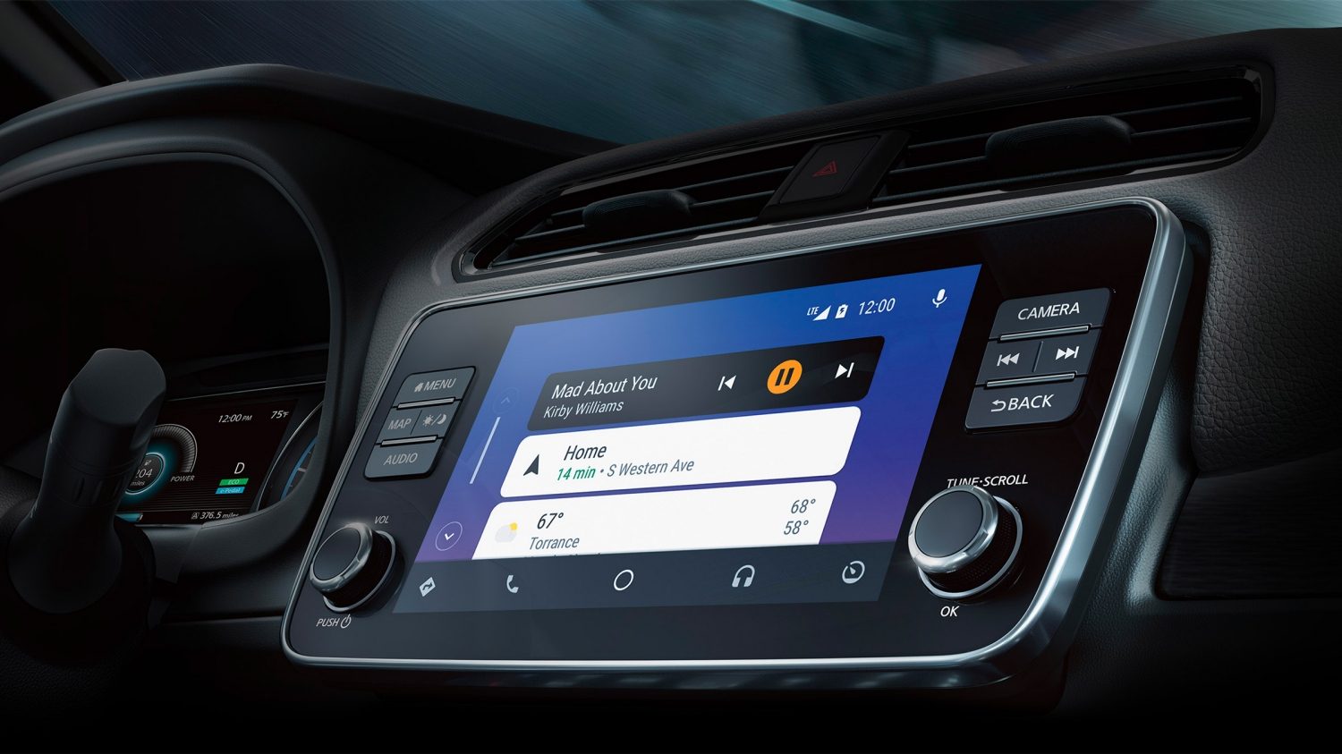 Vista interior a 3/4 da consola com o ecrã de áudio do Nissan LEAF