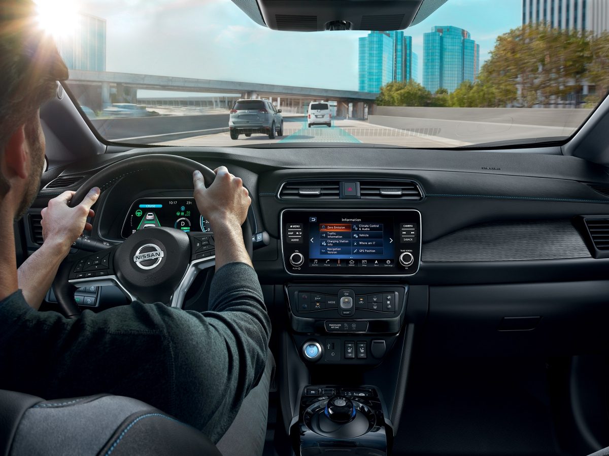 Vue intérieure arrière d’un homme conduisant une Nissan LEAF