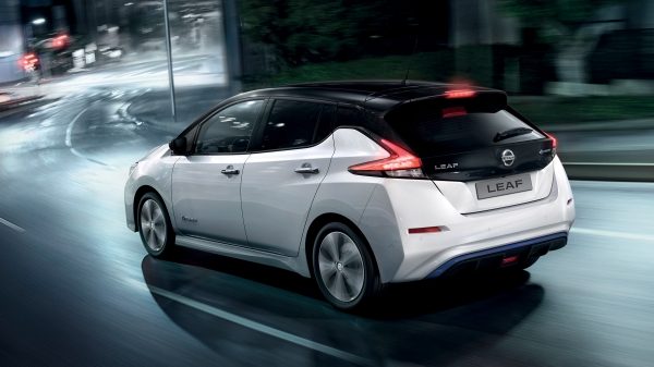Nissan LEAF circulant en ville de nuit