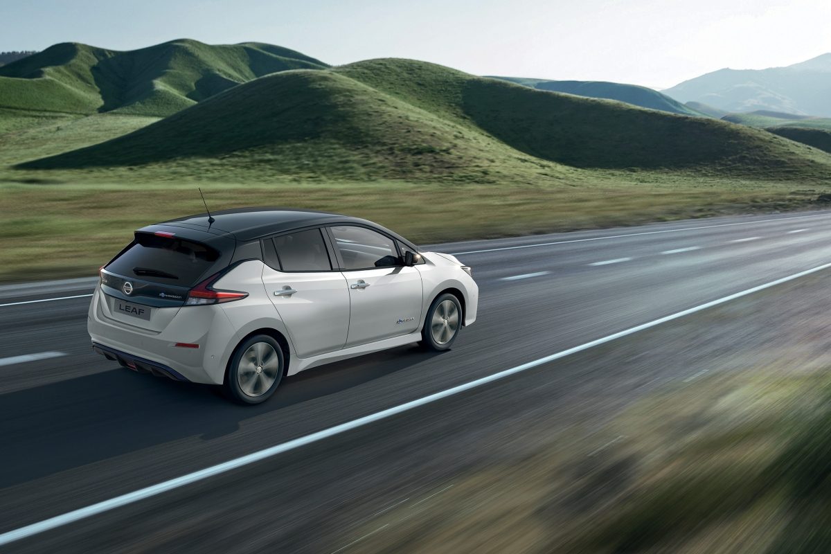 Nissan LEAF a conduzir na estrada