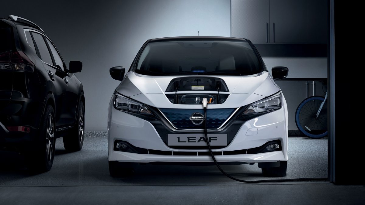 Vista dianteira do Nissan LEAF a carregar numa garagem privada