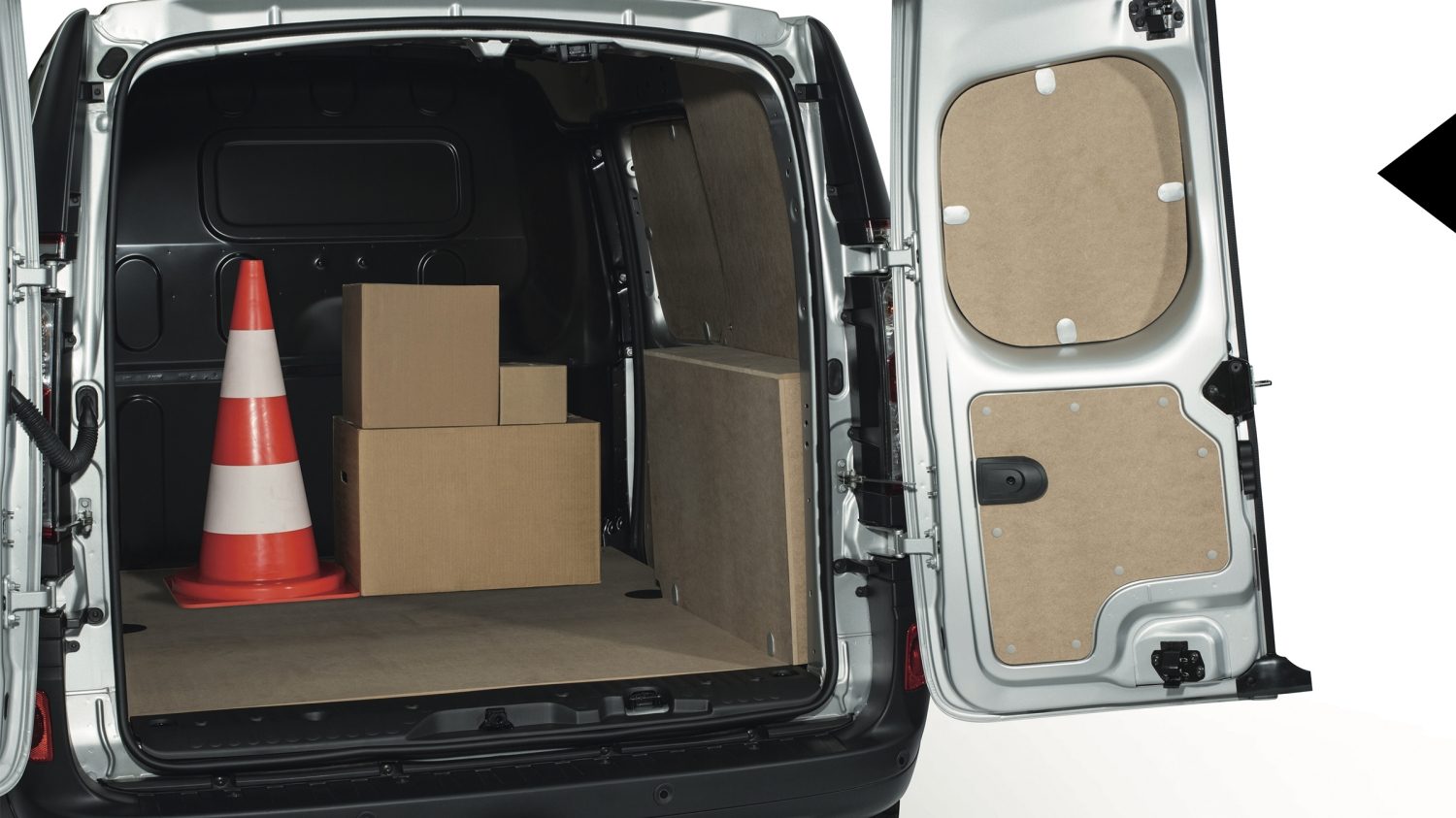 Nissan NV250 vue de l’arrière avec portes ouvertes laissant voir l’habillage bois et la protection du plancher