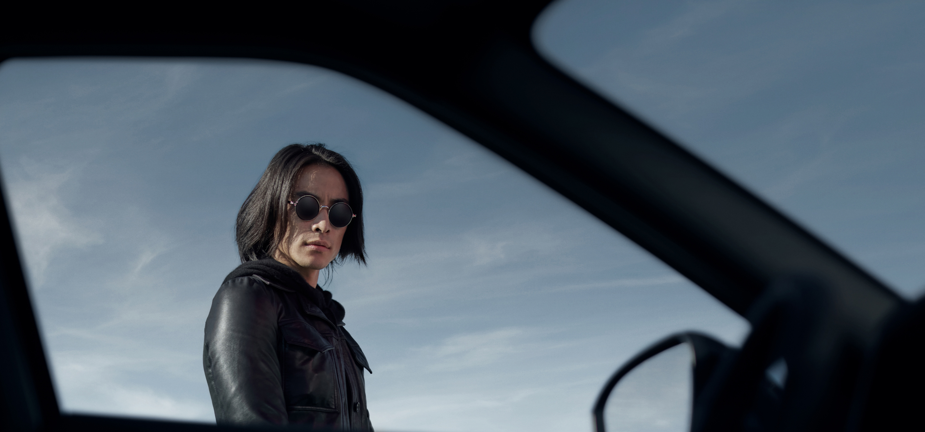 Nissan JUKE ENIGMA homme debout 