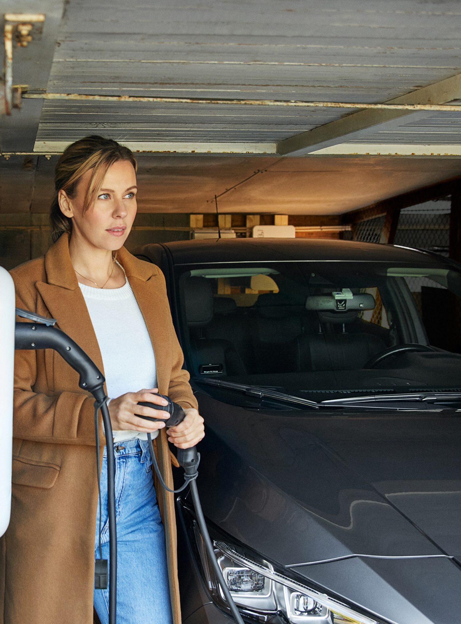 Nissan LEAF 10e anniversaire images voiture et femme